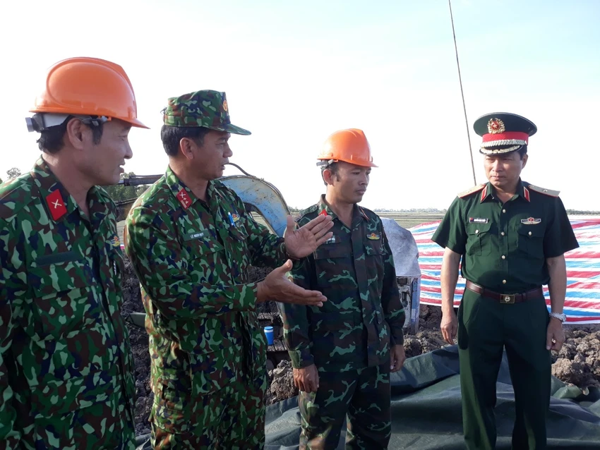bé trai rơi trụ bê tông bé trai rơi trụ bê tông
