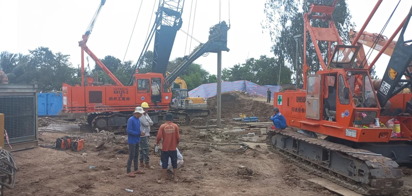 bé trai rơi trụ bê tông