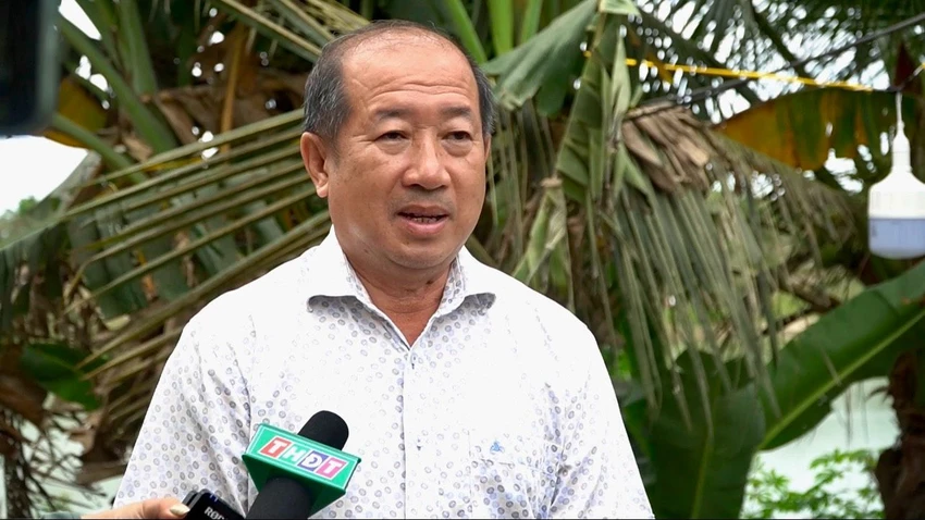bé trai rơi trụ bê tông