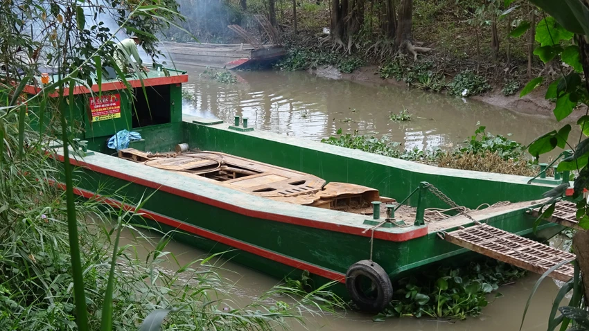 bé trai rơi trụ bê tông bé trai rơi trụ bê tông