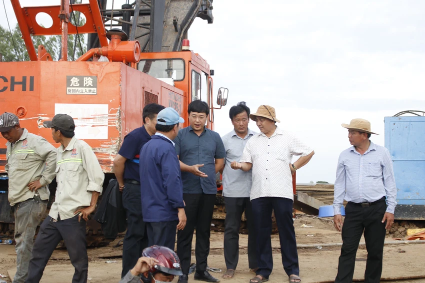 bé trai rơi trụ bê tông bé trai rơi trụ bê tông