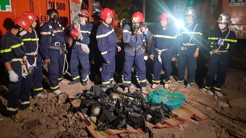 bé trai rơi trụ bê tông bé trai rơi trụ bê tông