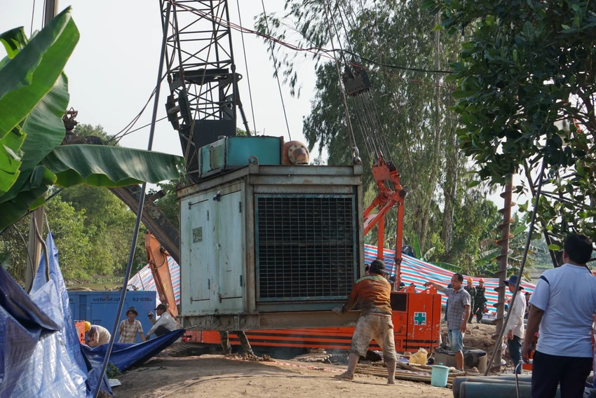 bé trai rơi trụ bê tông bé trai rơi trụ bê tông