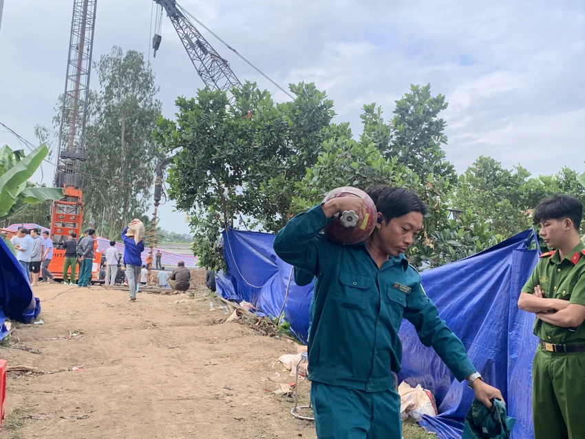 bé trai rơi trụ bê tông bé trai rơi trụ bê tông