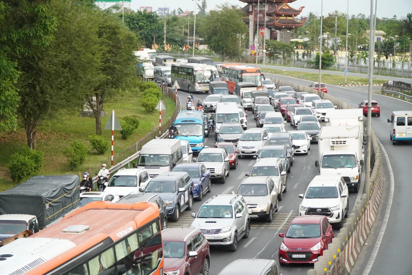 Ngay từ sáng, từng hàng xe nối đuôi nhau nhích từng chút. Ngay từ sáng, từng hàng xe nối đuôi nhau nhích từng chút.