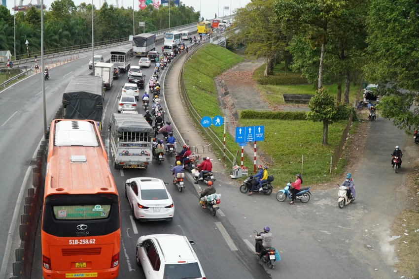 Né được một đoạn quốc lộ 1, nhiều người bị kẹt ở đoạn lên cầu Mỹ Thuận. Né được một đoạn quốc lộ 1, nhiều người bị kẹt ở đoạn lên cầu Mỹ Thuận.