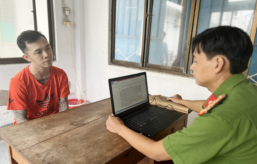 tưới xăng đốt người tưới xăng đốt người