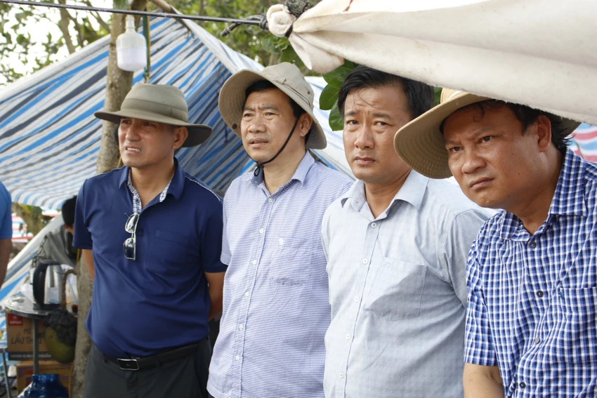bé trai rơi trụ bê tông bé trai rơi trụ bê tông