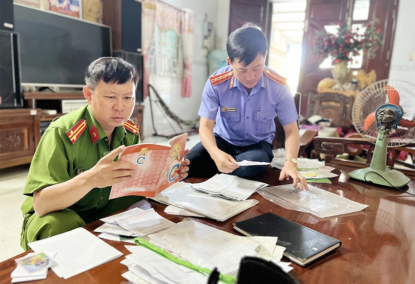 Công an khám xét nơi ở của bị can thu được nhiều tài liệu chứng cứ liên quan vụ án Công an khám xét nơi ở của bị can thu được nhiều tài liệu chứng cứ liên quan vụ án