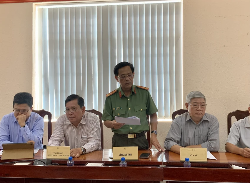 bé trai rơi trụ bê tông