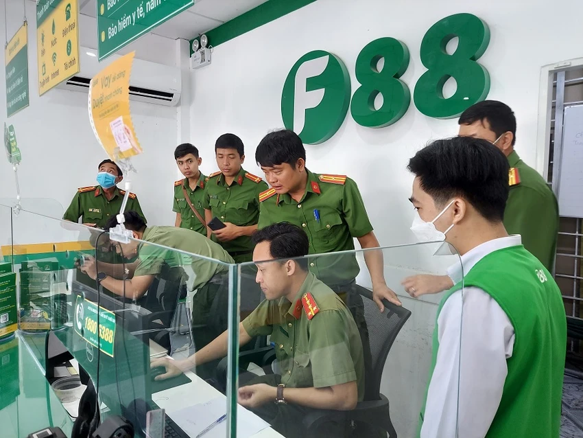 Các lực lượng Công an tỉnh Đồng Tháp đồng loạt kiểm tra các phòng giao dịch của công ty F88. Ảnh: CACC Các lực lượng Công an tỉnh Đồng Tháp đồng loạt kiểm tra các phòng giao dịch của công ty F88
