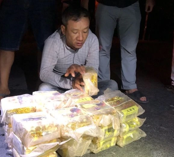 Phan Văn Nhàn cùng 24kg ma tuý bị bắt quả tang. Ảnh: CA Phan Văn Nhàn cùng 24kg ma tuý bị bắt quả tang. Ảnh: CA