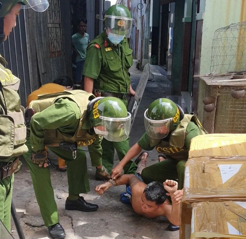 ngáo đá Lực lượng công an khống chế bắt giữ thanh niên ngáo đá, đâm cha