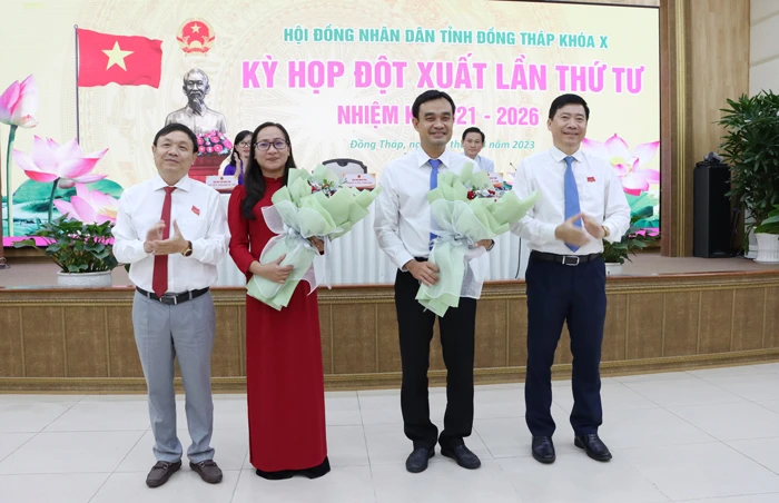 Ông Phan Văn Thắng – Chủ tịch HĐND và ông Phạm thiện Nghĩa - Chủ tịch UBND tỉnh Đồng Tháp chúc mừng 2 Uỷ viên UBND tỉnh. Ảnh: NA Ông Phan Văn Thắng – Chủ tịch HĐND và ông Phạm thiện Nghĩa - Chủ tịch UBND tỉnh Đồng Tháp chúc mừng 2 Uỷ viên UBND tỉnh. Ảnh: NA