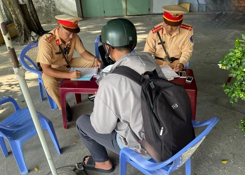 Lực lượng cảnh sát giao thông Công an Cần Thơ xử lý vi phạm an toàn giao thông. Ảnh: CACC