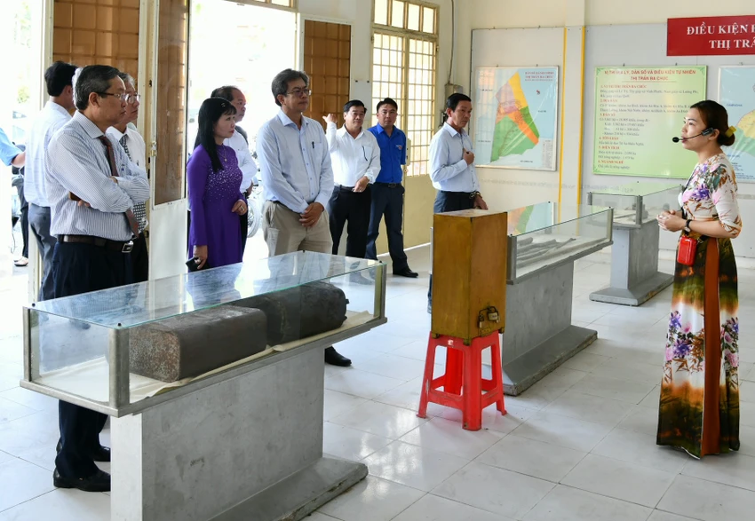 tưởng niệm ba chúc Các đại biểu nghe thuyết trình tóm tắt diễn biến chiến tranh Biên giới Tây Nam và tội ác của bọn diệt chủng Pol Pot Ieng Sary