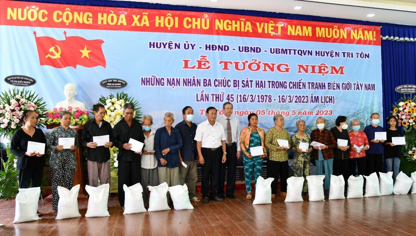 tưởng niệm ba chúc Ban tổ chức cũng trao 15 phần quà cho gia đình khó khăn có người thân bị sát hại