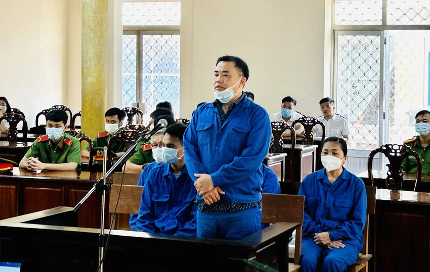 Bị cáo Trần Trí Mãnh (đứng) tại tòa Bị cáo Trần Trí Mãnh (đứng) tại tòa