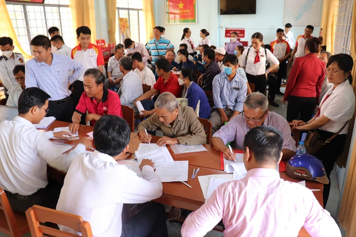 Người dân nhận bồi thường, hỗ trợ