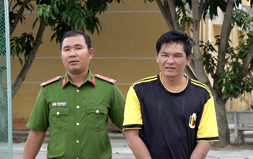 vào UBND xã đánh người