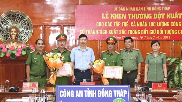 dùng súng cướp