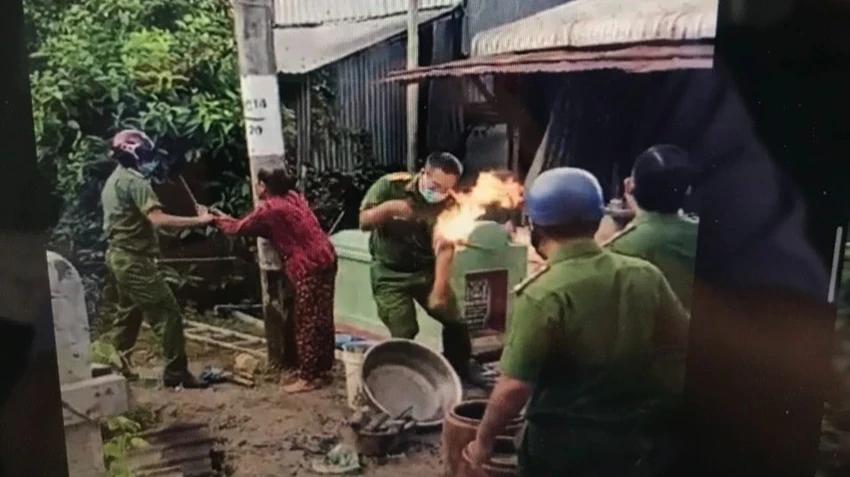 tạt nước sôi, đốt công an tạt nước sôi, đốt công an
