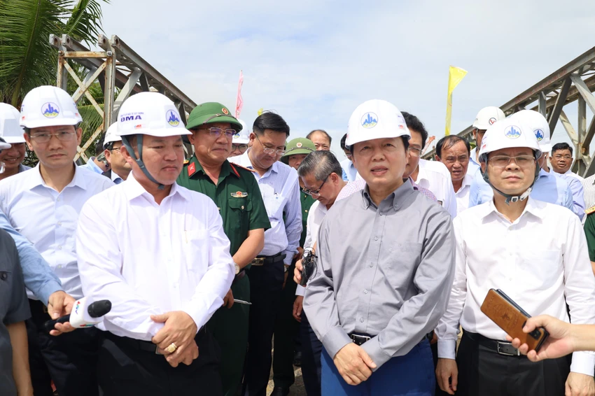 Phó Thủ tướng Trần Hồng Hà kiểm tra công trường thi công dự án cao tốc Cần Thơ - Cà Mau. Ảnh: HD Phó Thủ tướng Trần Hồng Hà kiểm tra công trường thi công dự án cao tốc Cần Thơ - Cà Mau. Ảnh: HD