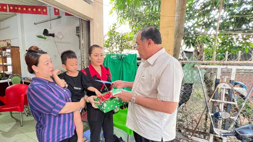bé trai rơi sông