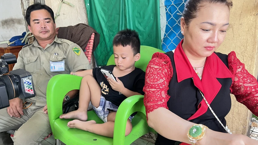 bé trai rơi sông