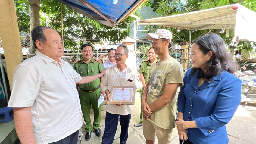 bé trai rơi sông
