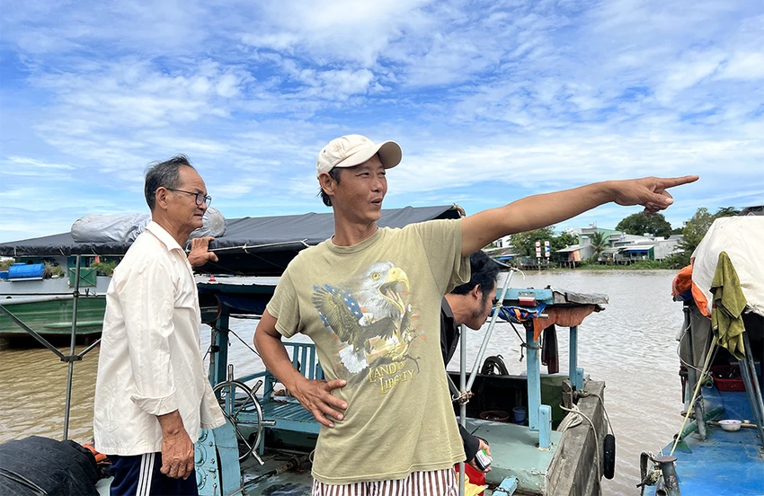 Ông Bùi Ngọc Thọ và con Bùi Hữu Thành kể lại sự việc. Ảnh: CACC Ông Bùi Ngọc Thọ và con Bùi Hữu Thành kể lại sự việc. Ảnh: CACC