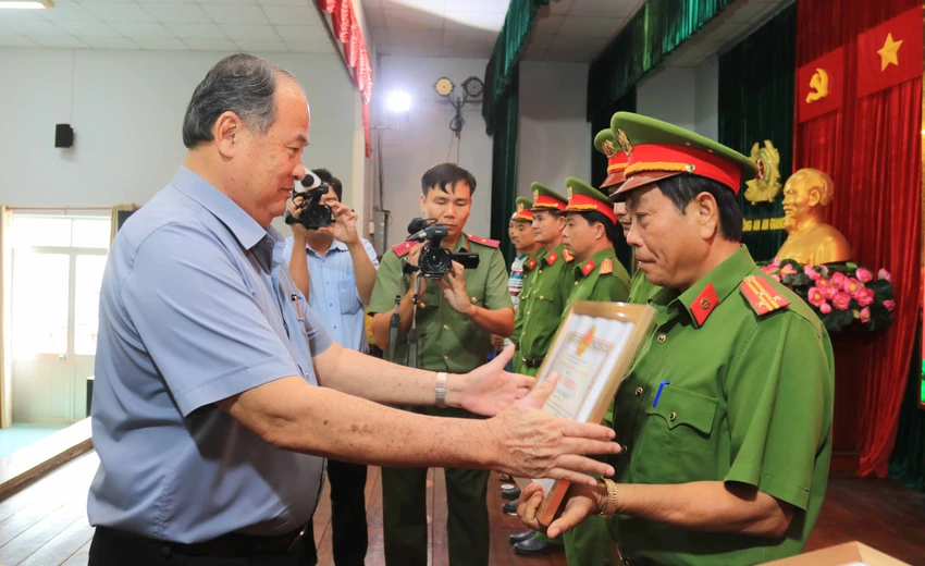 ném bé trai xuống sông ném bé trai xuống sông