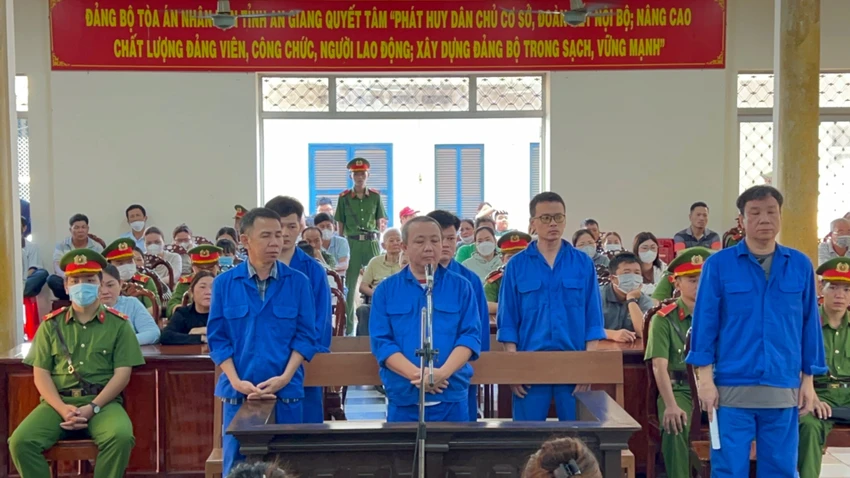 buon-lau-vang-1-7792-4410-2472-2898.jpg