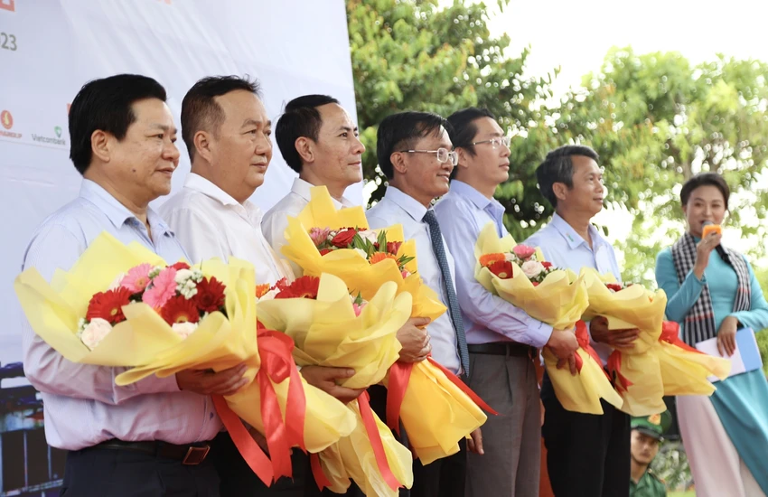 trao-qua-ben-tre-6.jpg