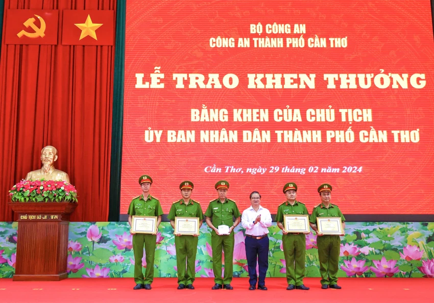 Khen thưởng nóng cho lực lượng chữa cháy ở cơ sở sửa chữa ô tô