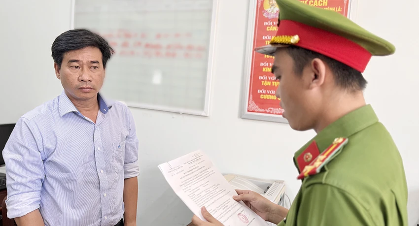 Công an tống đạt quyết định khởi tố bị can đối với Nguyễn Quang Minh. Ảnh: CACC