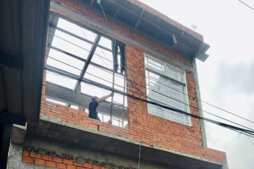 1 thợ hồ ở Vĩnh Long bị điện giật tử vong khi đi làm nhà