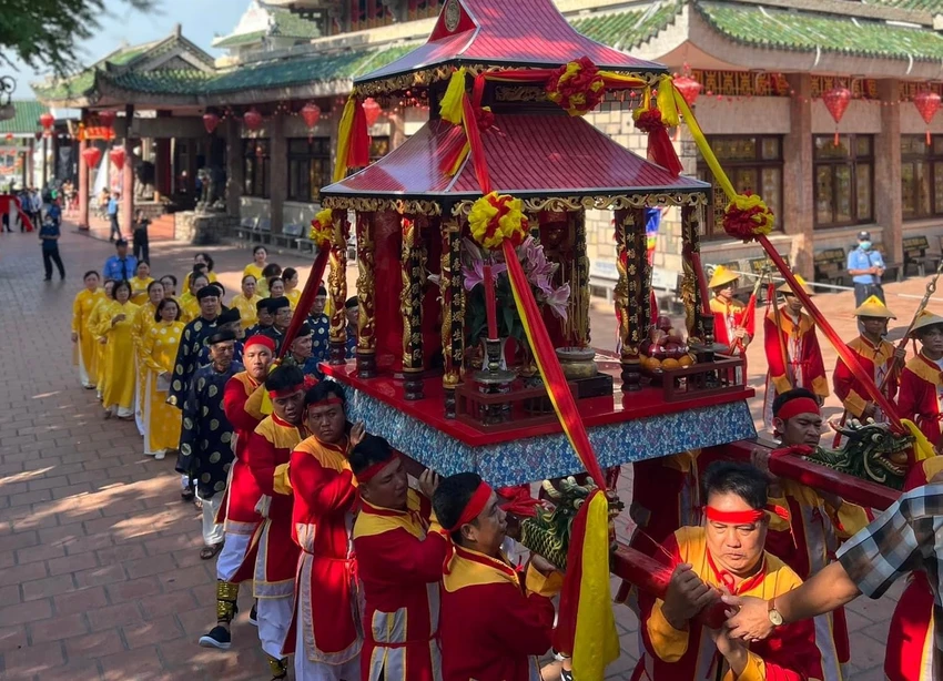 may-ao-via-ba-chua-xu-nui-sam.JPG
