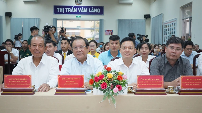den-tren-bien-tien-giang-13.jpg