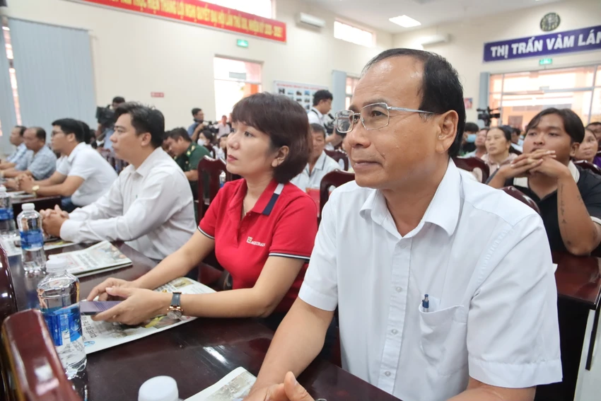 den-tren-bien-tien-giang-trao-qua-5.jpg