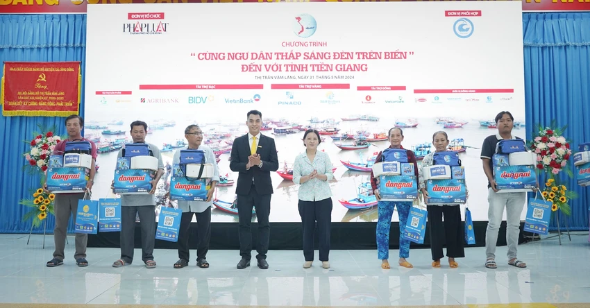 trao-qua-tien-giang-11.jpg