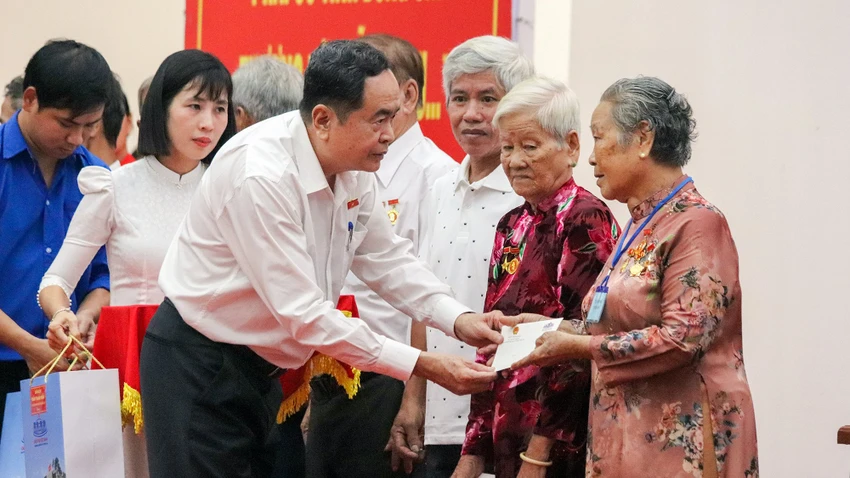 chu-tich-quoc-hoi-tang-qua-hau-giang-1.jpg