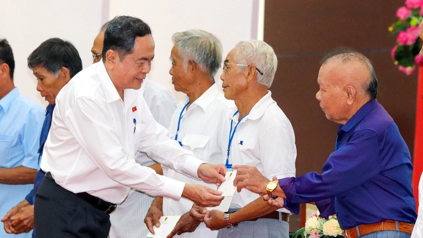 chu-tich-quoc-hoi-tang-qua-hau-giang-2.jpg