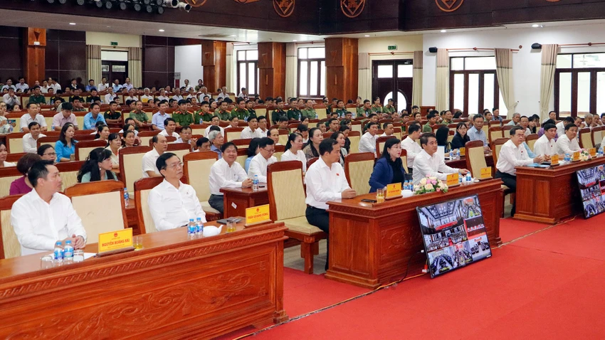 chu-tich-quoc-hoi-tang-qua-hau-giang.jpg