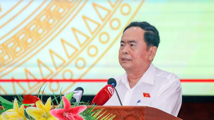 chu-tich-quoc-hoi-tang-qua-hau-giang-5.jpg