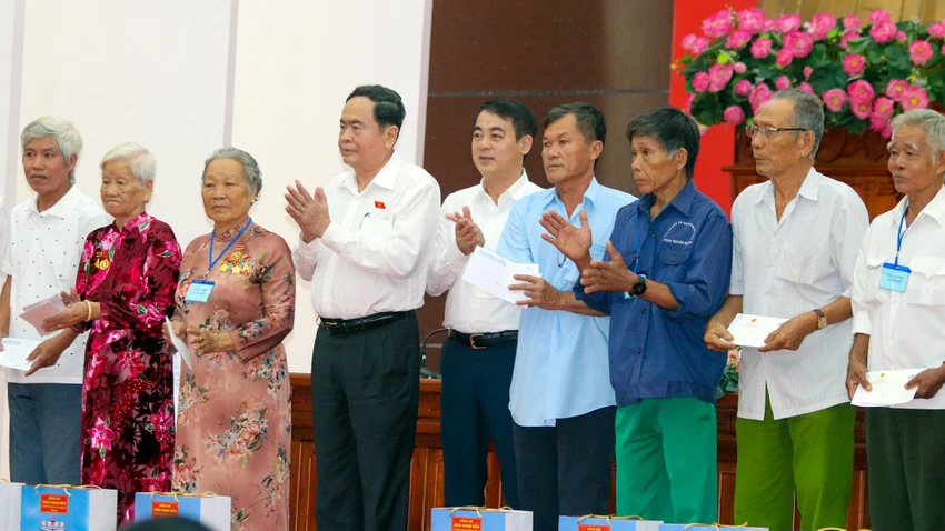 chu-tich-quoc-hoi-tang-qua-hau-giang-6.jpg