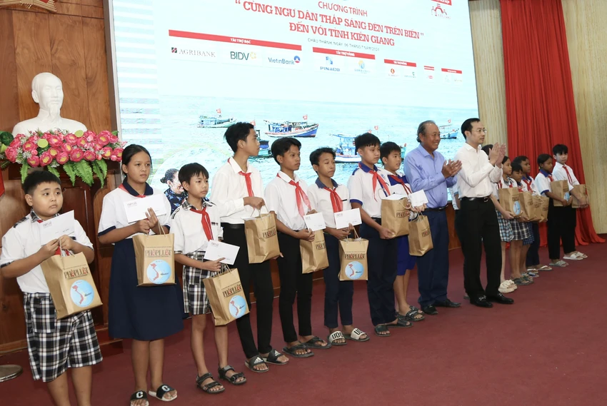 trao-qua-kien-giang-10.jpg