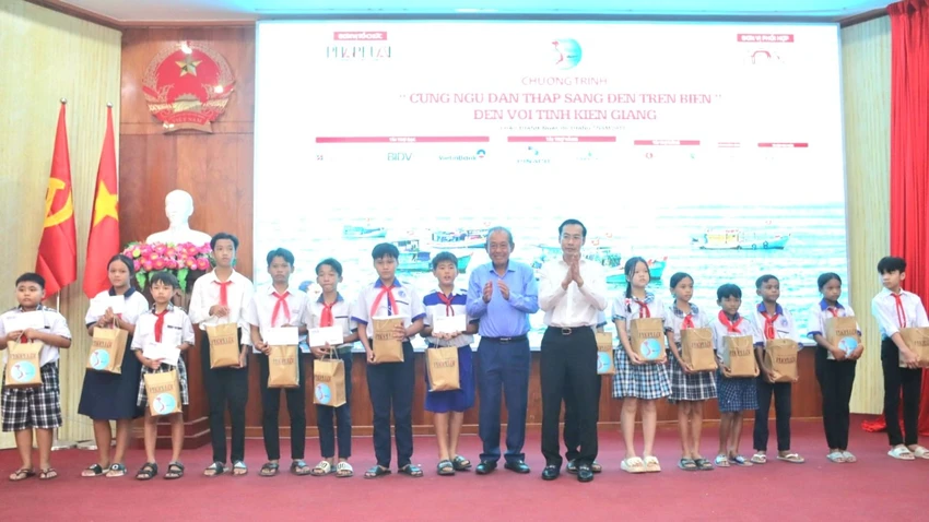 trao-qua-kien-giang-14.jpg