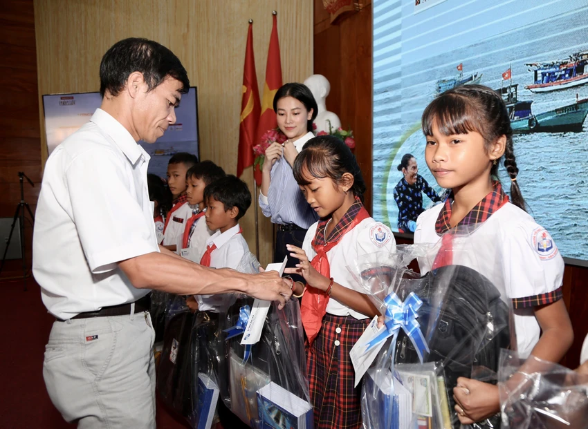 trao-qua-kien-giang-16.jpg