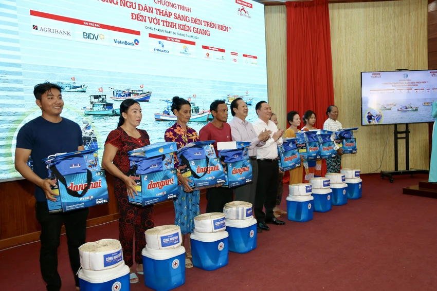 trao-qua-kien-giang-26.jpg